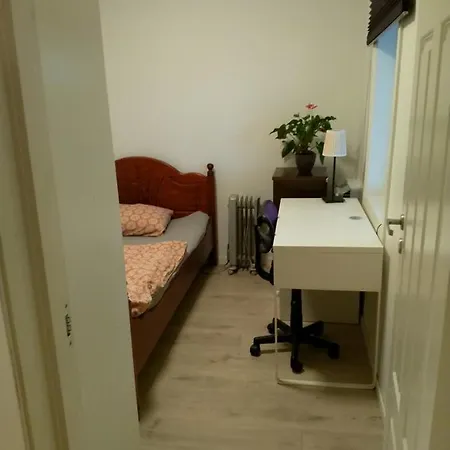 Newly Renovated 2 Bedrooms - Walking Distance To Everything In Daire Moss