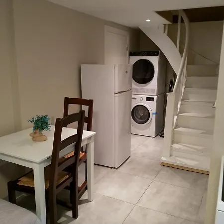 2 Bedrooms Furnished Semi- Basement Close To Everything In Leilighet