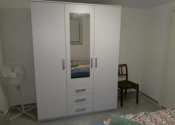 2 Bedrooms Furnished Semi- Basement Close To Everything In Moss