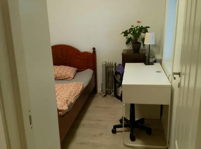 2 Bedrooms Furnished Semi- Basement Close To Everything In Leilighet Moss