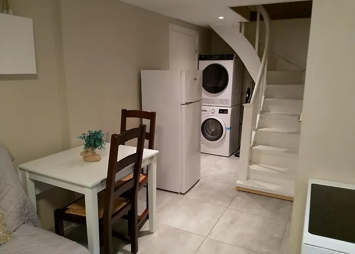 2 Bedrooms Furnished Semi- Basement Close To Everything In Leilighet