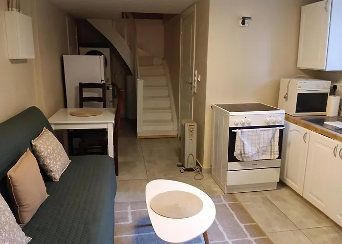 2 Bedrooms Furnished Semi- Basement Close To Everything In Leilighet