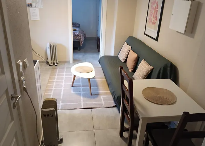 2 Bedrooms Furnished Semi- Basement Close To Everything In Leilighet *