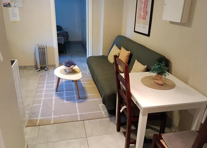 2 Bedrooms Furnished Semi- Basement Close To Everything In * Moss